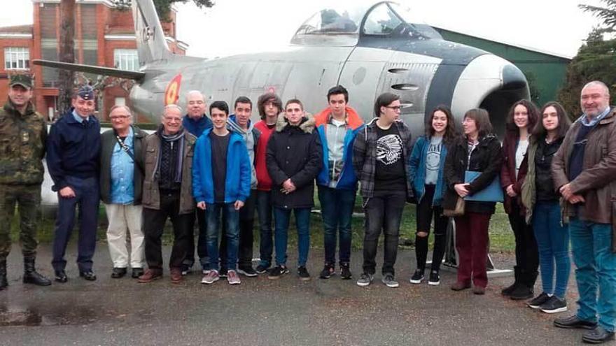 Los estudiantes, junto a docentes, representantes del Círculo &quot;Jesús F. Duro&quot; y personal de la academia.