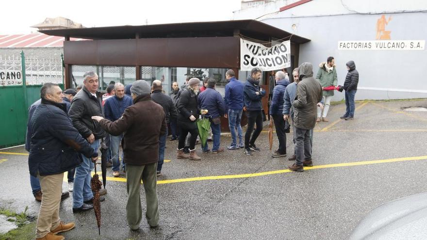 Trabajadores frente a Vulcano. // Alba Villar