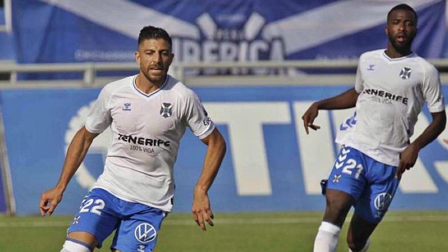 Zarfino conduce un balón en el Tenerife-Mirandés.