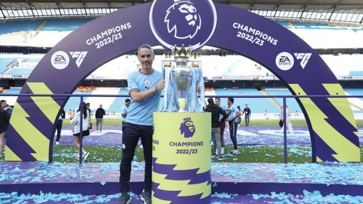 Carlos Vicens posa con la copa de campeón de la Premier League