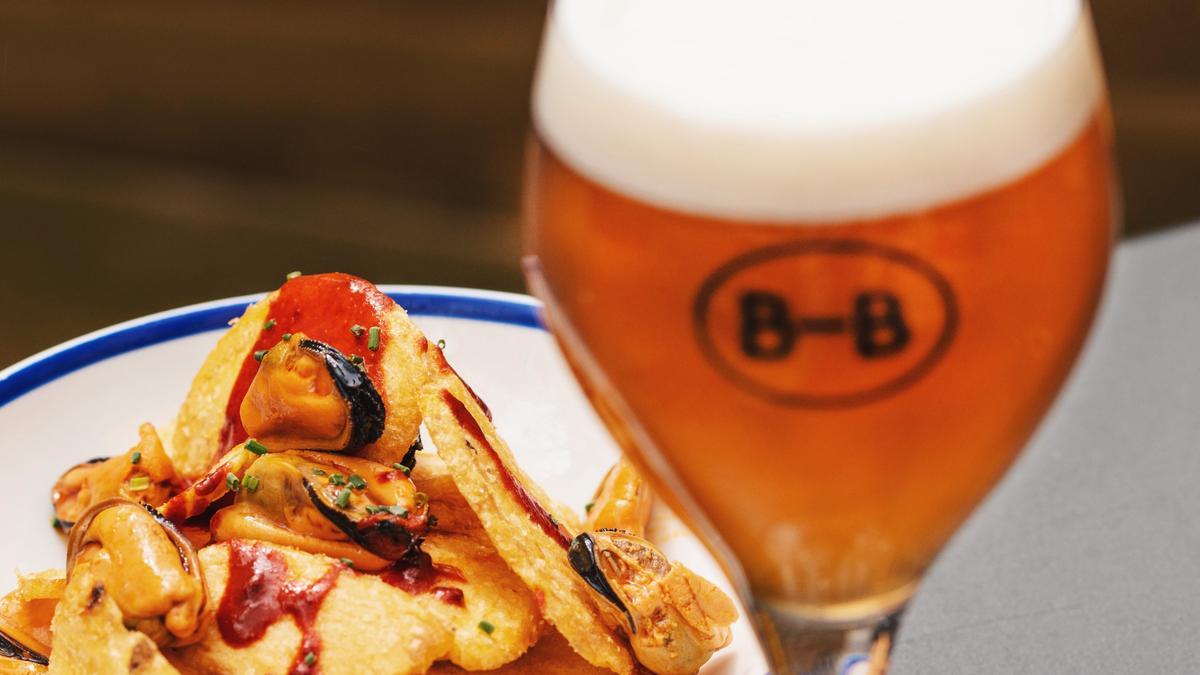 Una cerveza y unas bravas de Barna Brew, referente cervecero de Sant Antoni que factura tragos premiados nacional e internacionalmente.