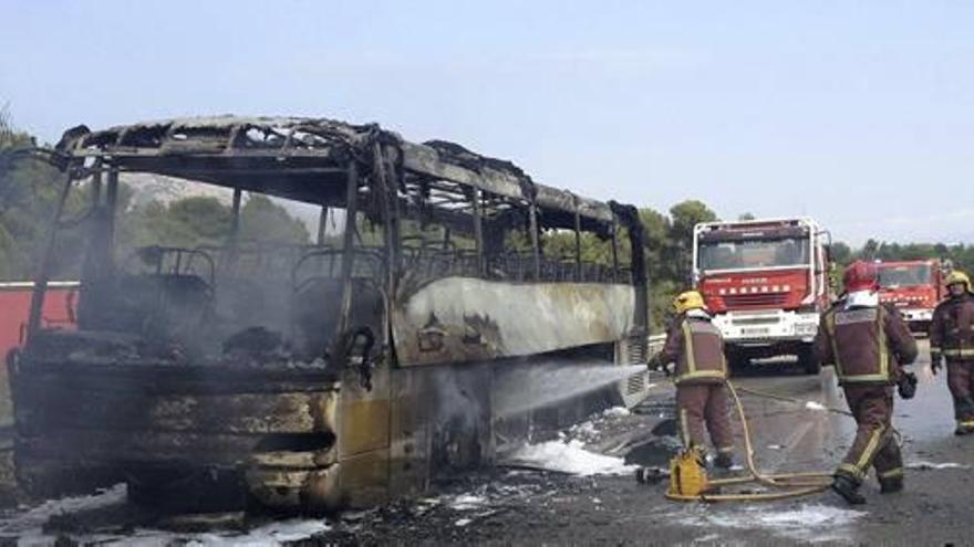 Cinco heridos al incendiarse un autobús en Barcelona