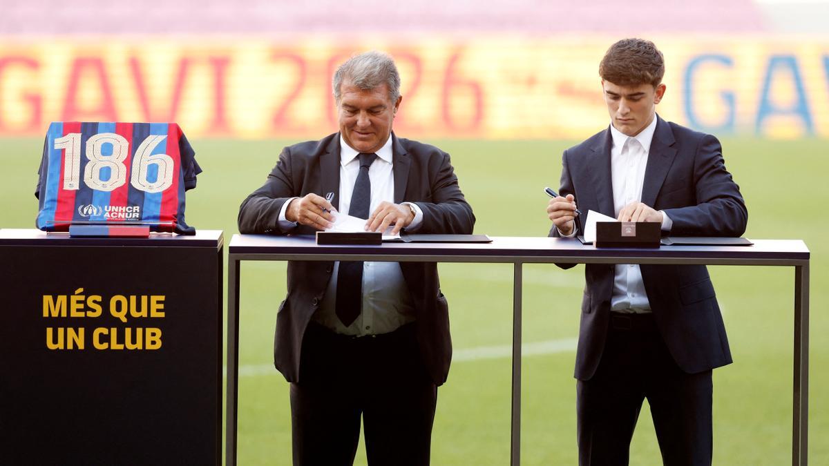 Laporta y Gavi firmando el contrato de renovación con el Barça hasta 2026.