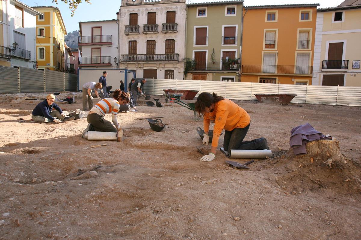 Trabajos en la plaza Sant Jaume de Xàtiva tras el hallazgo de una calzada ibérica, en 2008.