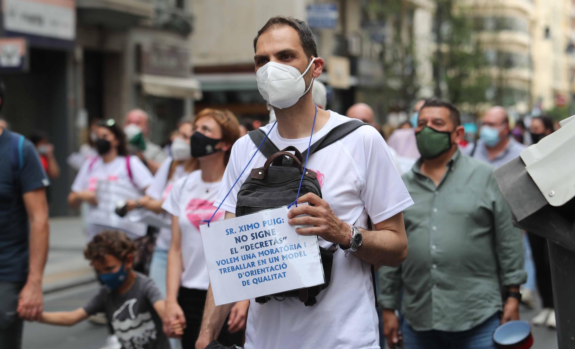 Protesta en València contra el "desmantelamiento" de los SPES y reclama "diálogo" a Educación