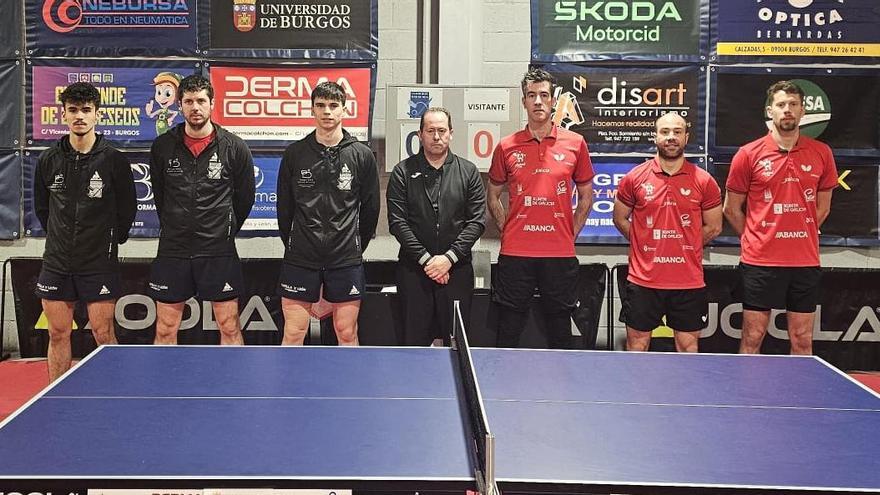 Los jugadores del Universidad de Burgos, a la izquierda, y del Arteal Santiago antes de dar comienzo el enfrentamiento entre ambos equipos.