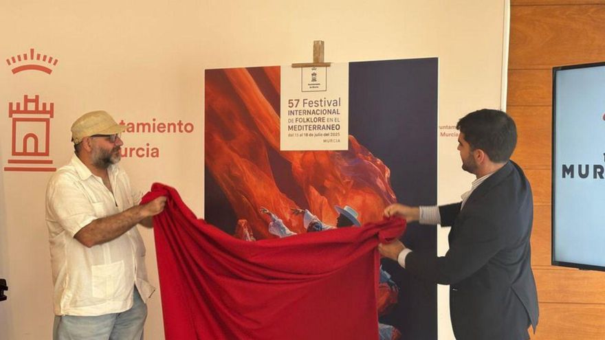 El concejal Diego Avilés, descubriendo el cartel del Festival. | A. M.
