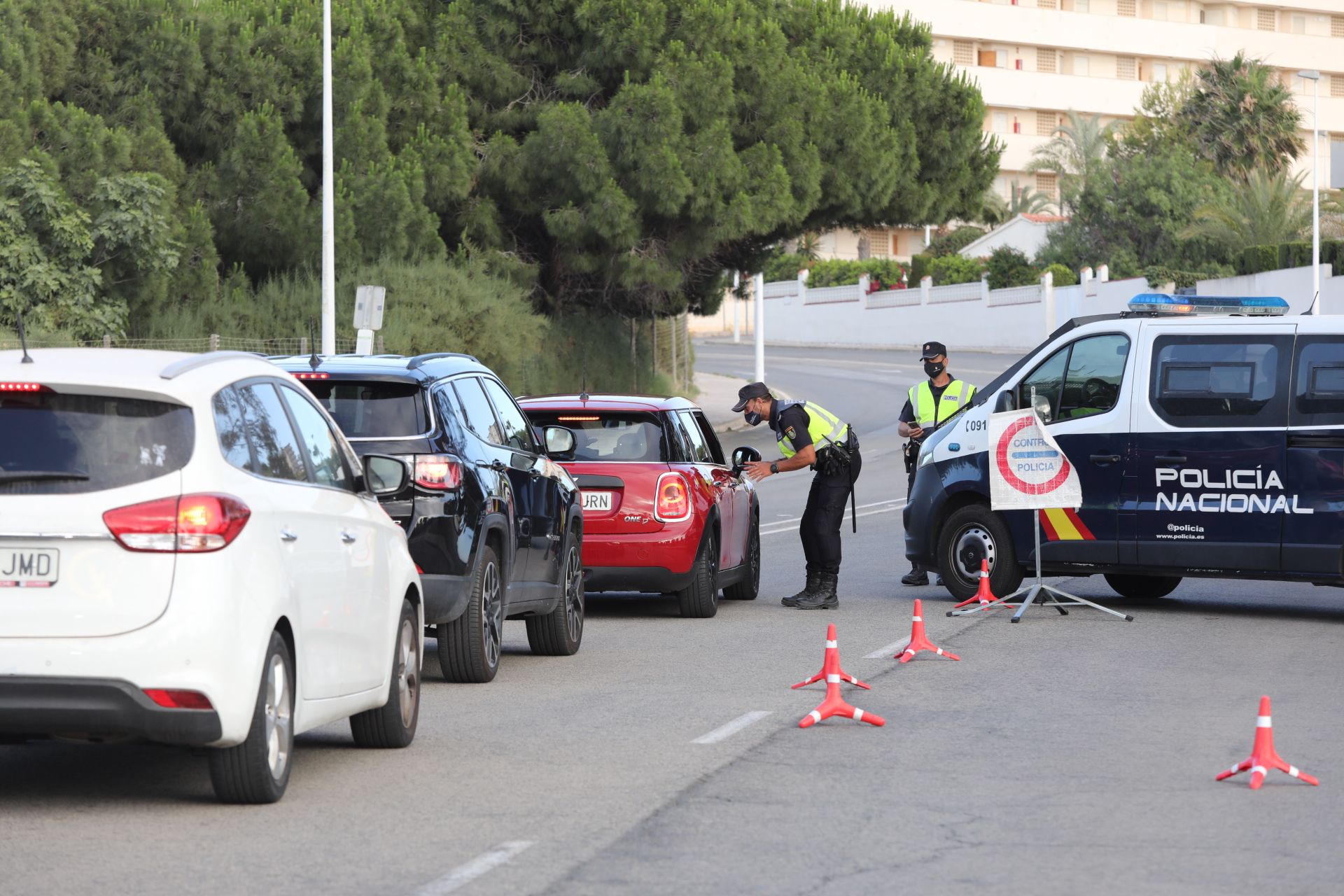 La policía desaloja la playa de Arenales en la noche de San Juan