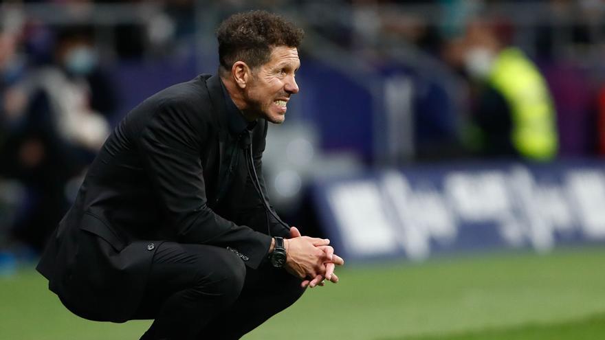 Simeone, en la banda durante un partido