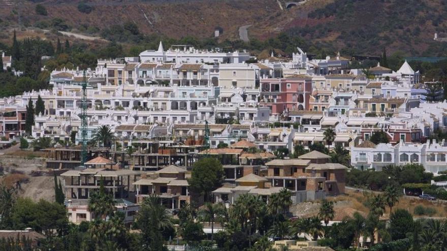 Viviendas construidas y a medio construir, en Marbella.