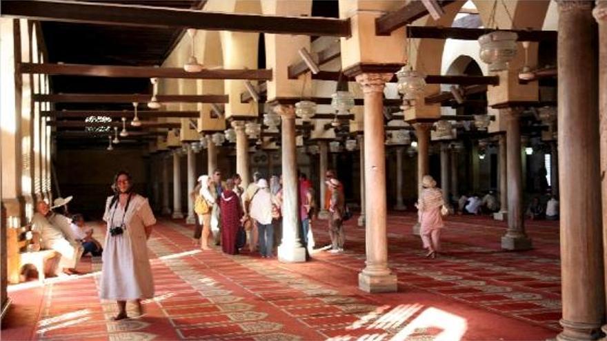 Un grupo de turistas visita la mezquita Al Alzhar de El Cairo en septiembre de 2010.