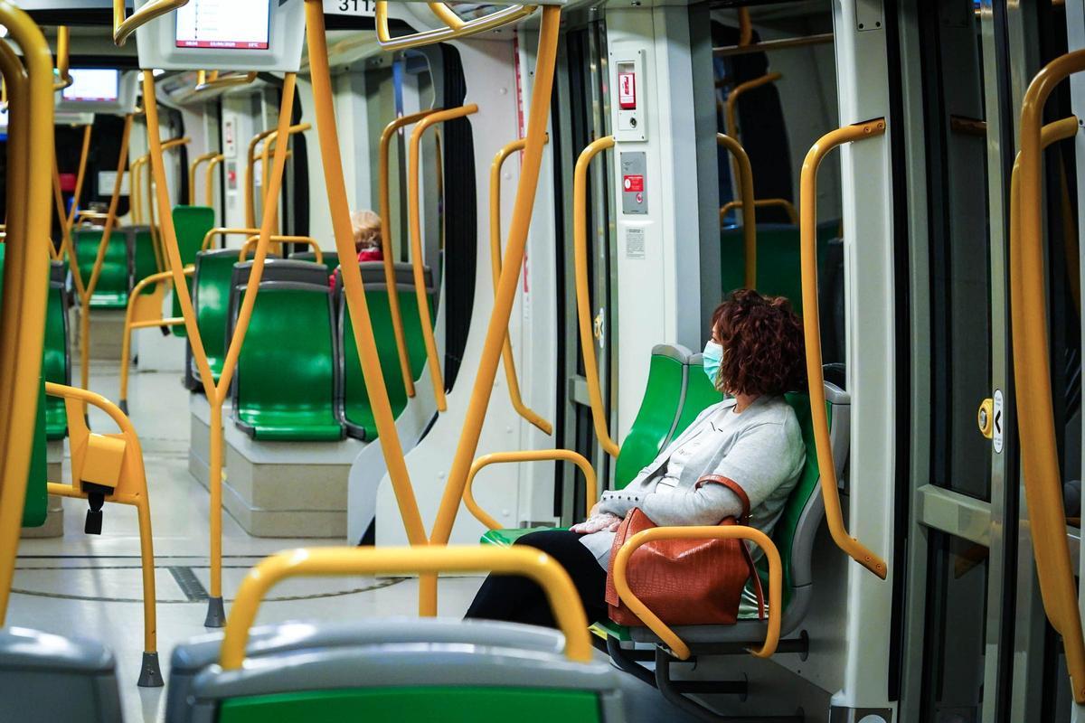 Pasajeros con mascarillas en el metro, debido a la pandemia de la Covid-19.