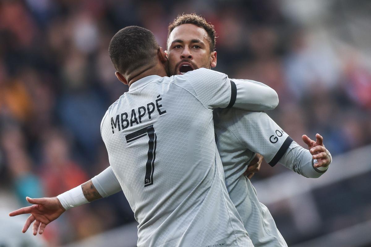 Lorient (France), 06/11/2022.- Paris Saint Germain's Neymar Jr (R) celebrating his 1-0 lead goal with Paris Saint Germain's Kylian Mbappe (L) during the French Ligue 1 soccer match between FC Lorient vs Paris Saint-Germain, at the Moustoir stadium in Lorient, France, 06 November 2022. (Francia) EFE/EPA/Mohammed Badra