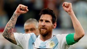 Messi festeja en San Petesburgo el pase a los octavos de final del Mundial.