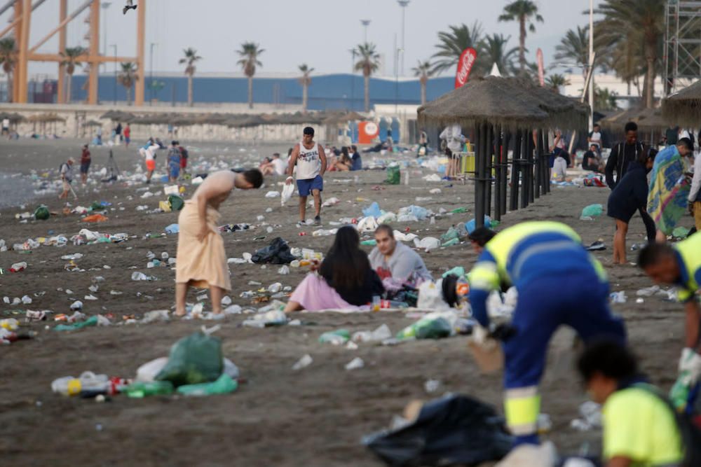 Así quedaron las playas tras la Noche de San Juan.