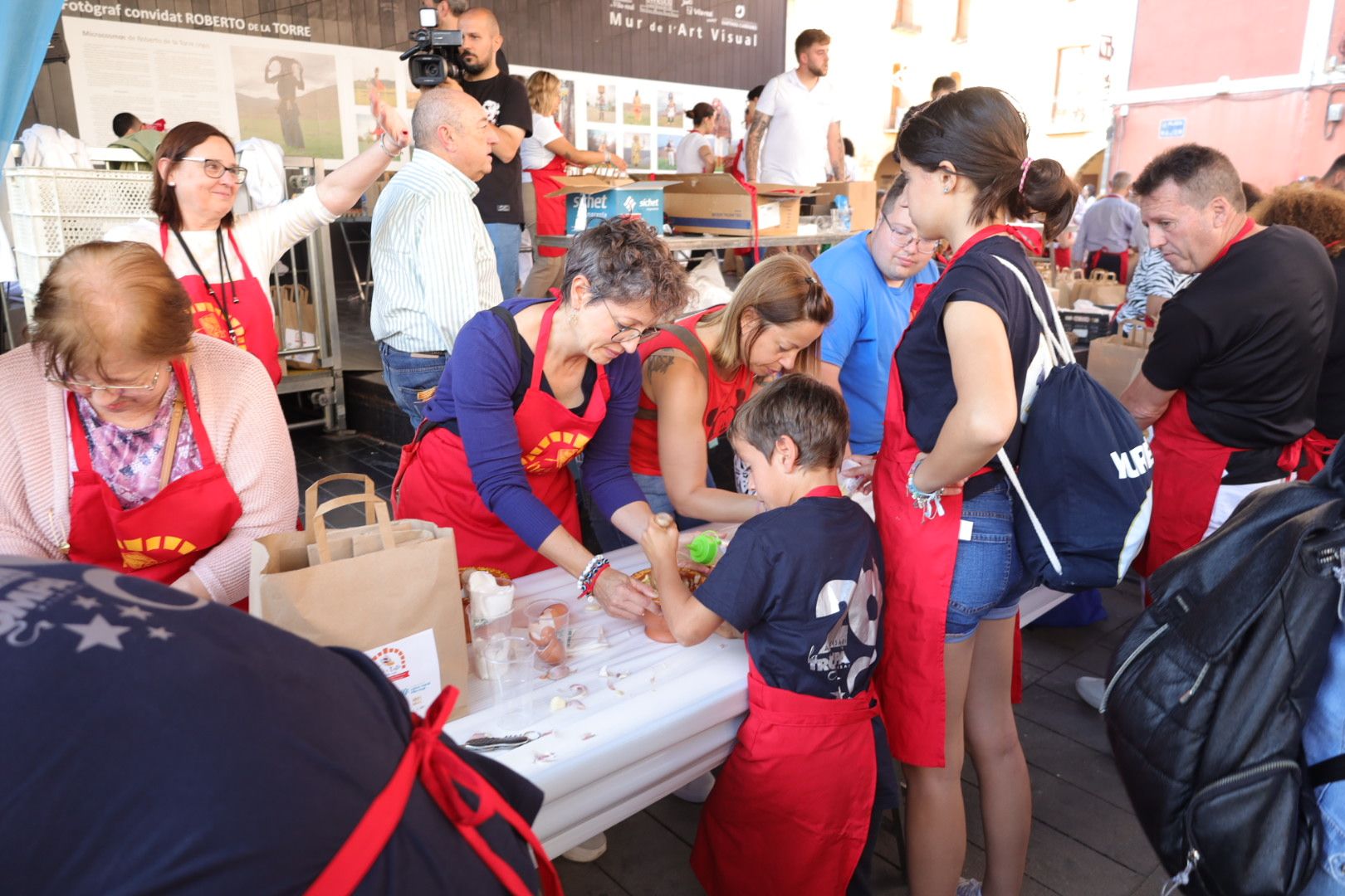 FOTOGALERÍA I Las imágenes de la Nit de la Xulla y del encuentro de elaboración de allioli de las fiestas de Vila-real