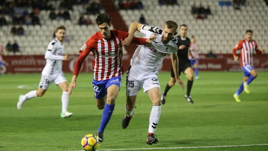 Pablo Pérez conduce el balón ante un futbolista del Albacete.