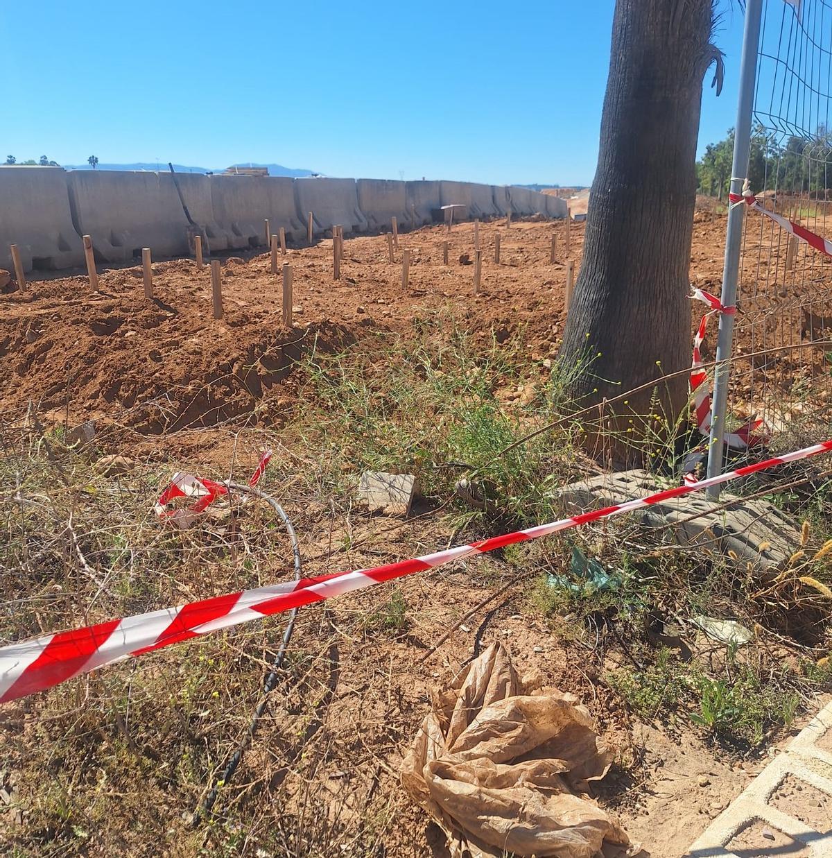 Parcela donde están ubicados los restos de los fallecidos con los palos de madera identificatorios.