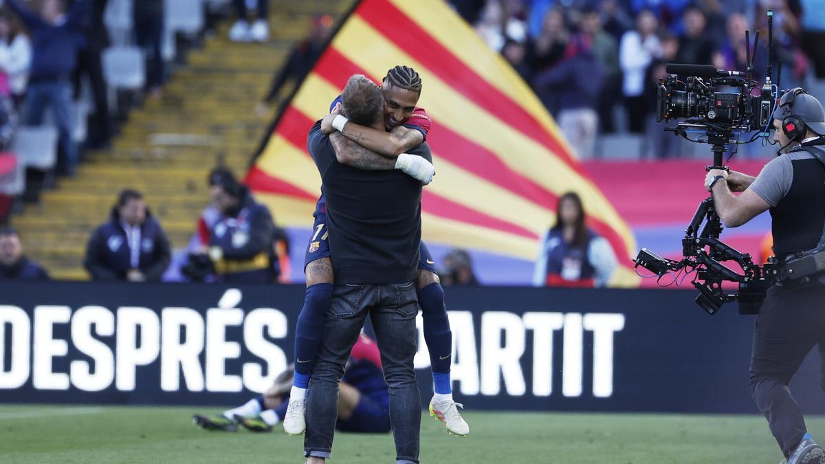 Flick y Raphinha celebraron el sufrido triunfo ante el Celta