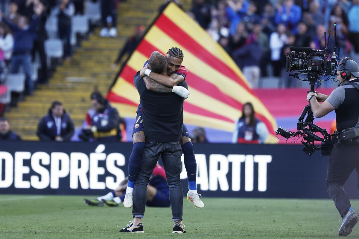 Flick y Raphinha celebraron el sufrido triunfo ante el Celta