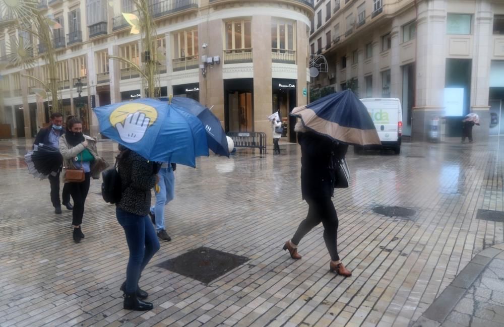 Lluvia y temporal en el mar en Málaga con la llegada de la borrasca Filomena.