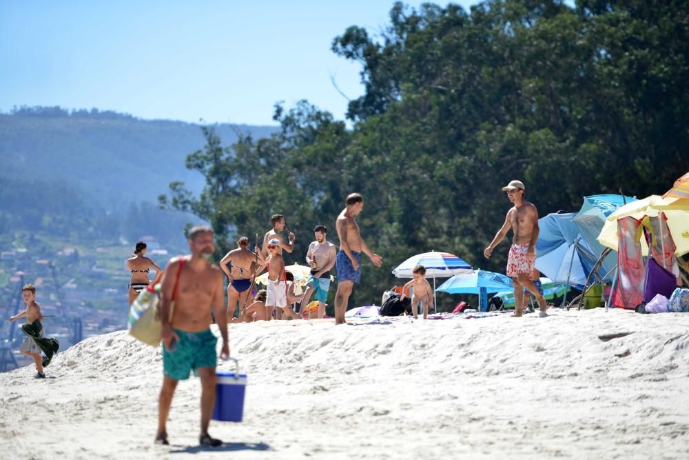 El primer domingo de agosto se convierte en el más caluroso del verano en el litoral pontevedrés y Ourense. La diferencia térmica entre el sur y el norte llega a superar los 20º