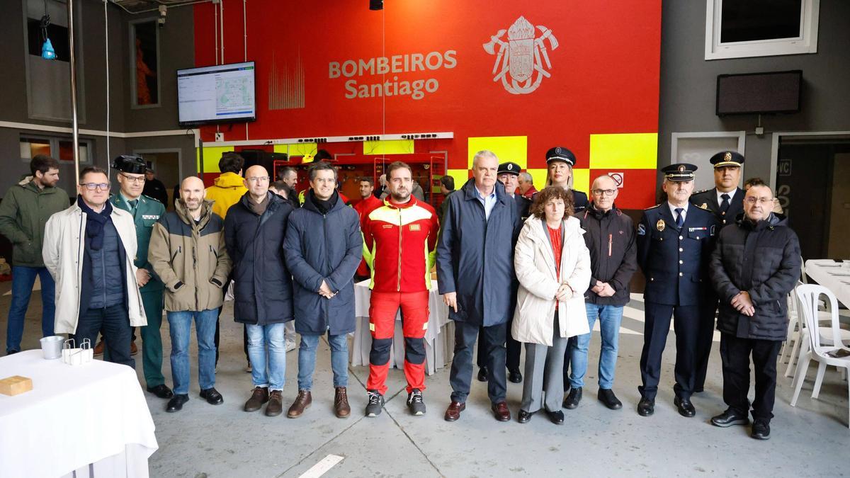 Miembros de la corporación municipal de Santiago, del cuerpo de bomberos y autoridades asistentes al acto