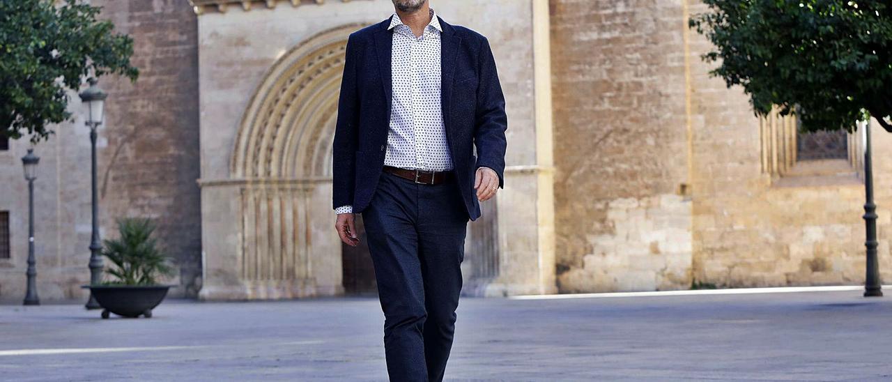 El embajador de España en Bolivia, Francisco Javier Gassó, en la plaza de l’Almoina de València. | M.Á. MONTESINOS