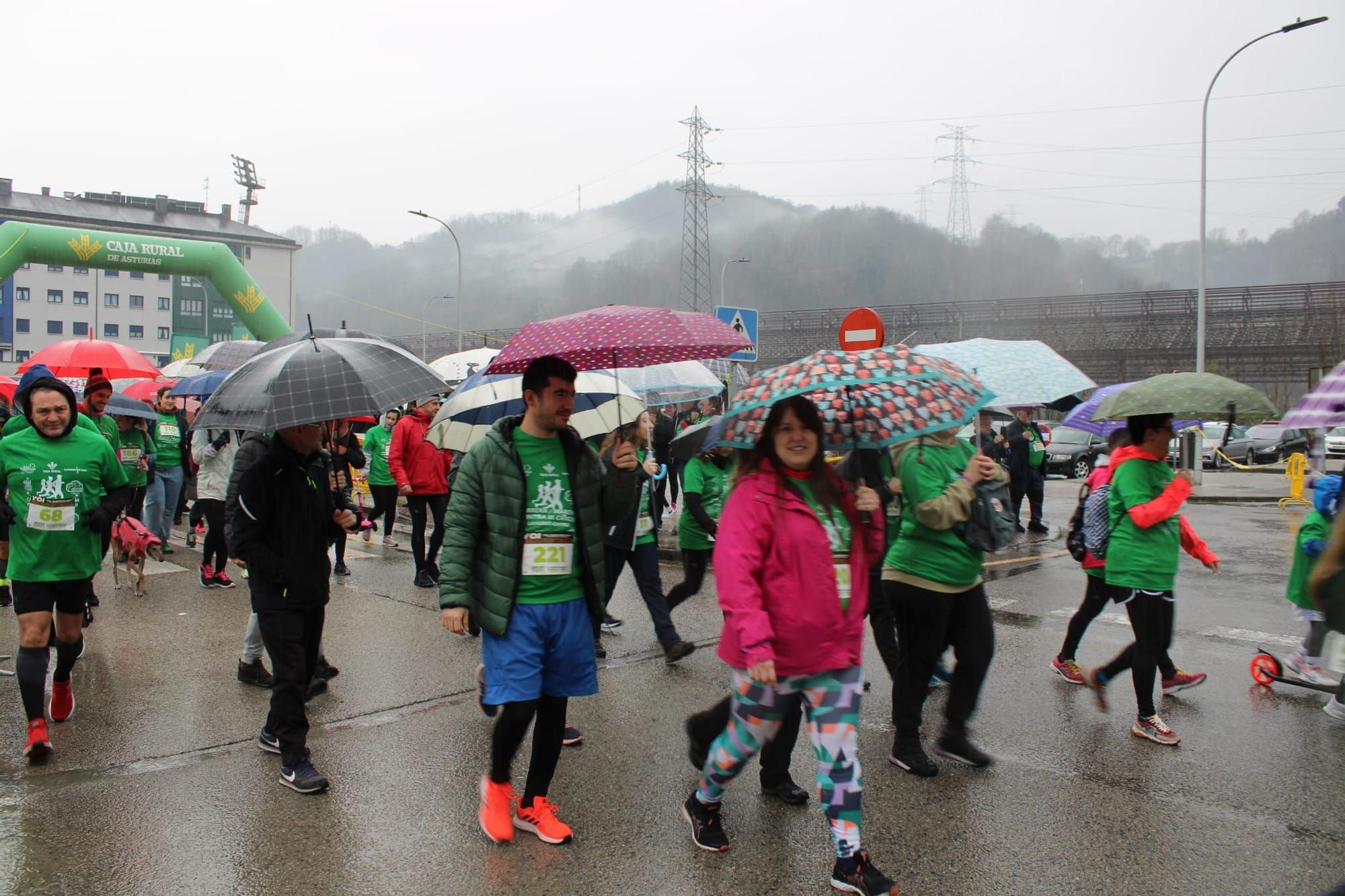 Así fue la carrera contra el cáncer en Langreo: Medio millar de valientes desafían a la lluvia por una buena causa