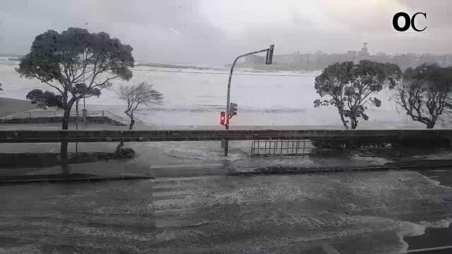 Así llega el oleaje al paseo marítimo