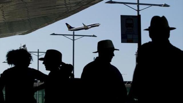 Pasajeros en la Terminal 1 del aeropuerto de Barcelona-El Prat.
