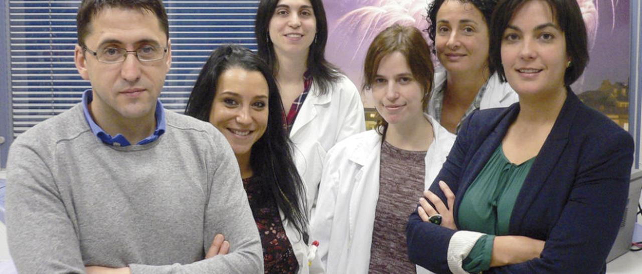 Ana Belén Crujeiras, investigadora del CIBERobn (primera por la dcha.), junto con Sara Andrade, María Amil, Marcos Couselo y, detrás, Maribel Rendo y Begoña Cabia.