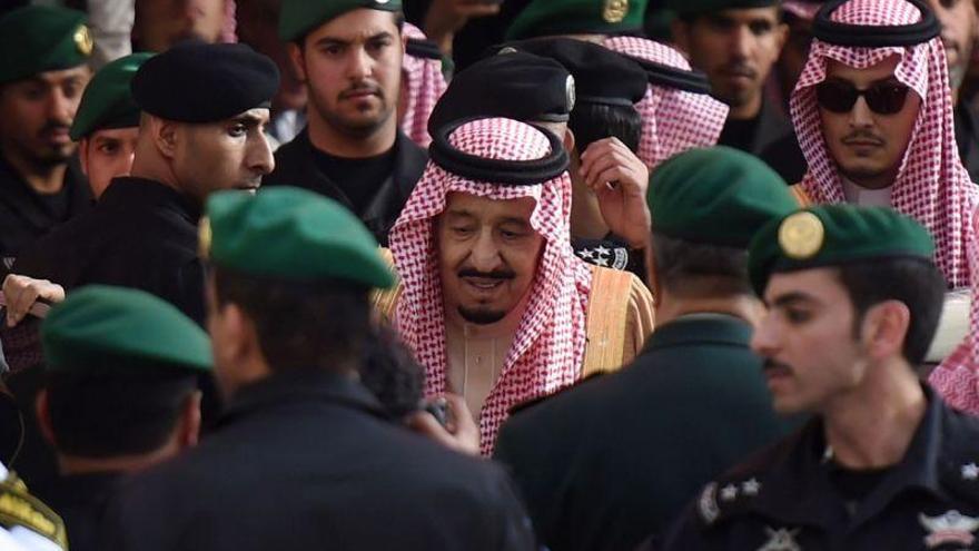 El rey de Arabia Saudí y el príncipe heredero envían sus condolencias a un hijo de Khashoggi