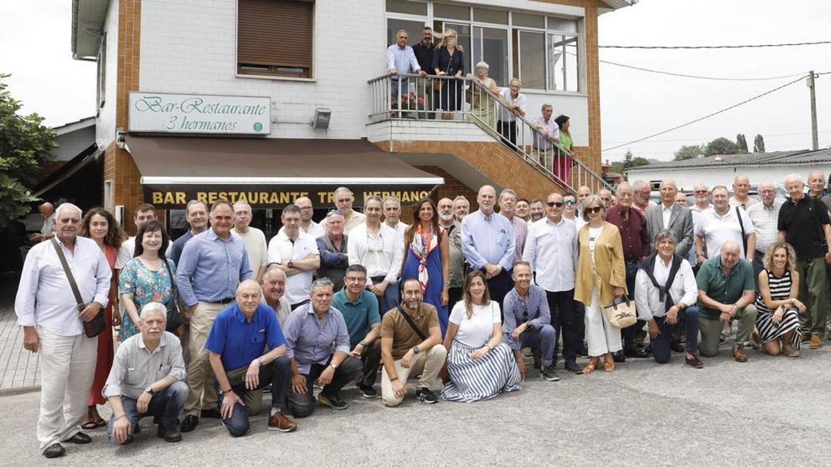 Los asistentes al homenaje, con el comandante Jesús Pina y su esposa en el centro.