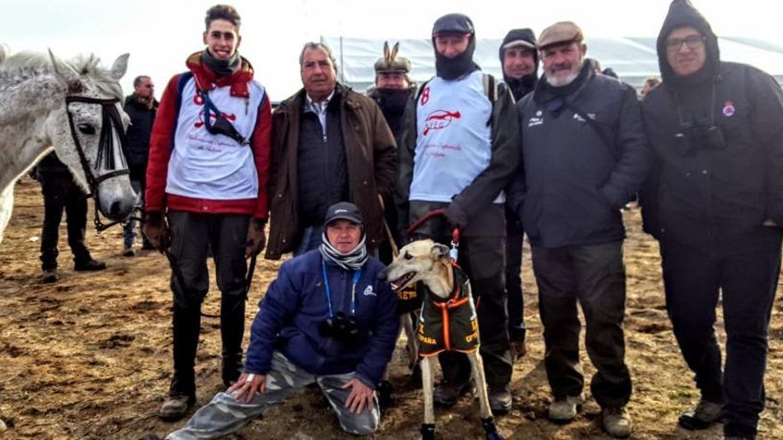 El perro zamorano con sus preparadores y otros compañeros galgueros en Madrigal.