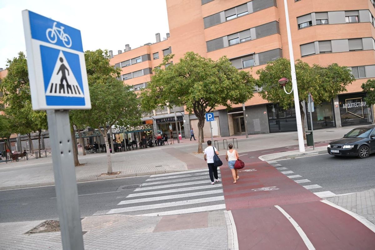 Parents from the Tirant lo Blanc Institute in Elche assure that vehicles in the area pick up a lot of speed