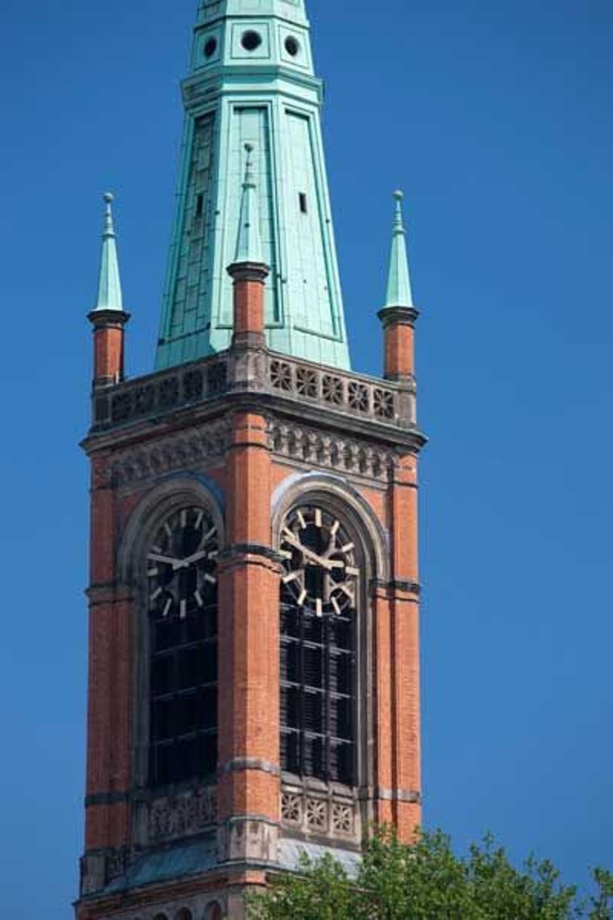 Detalle de la torre de la iglesia Johannes en Dusseldorf.