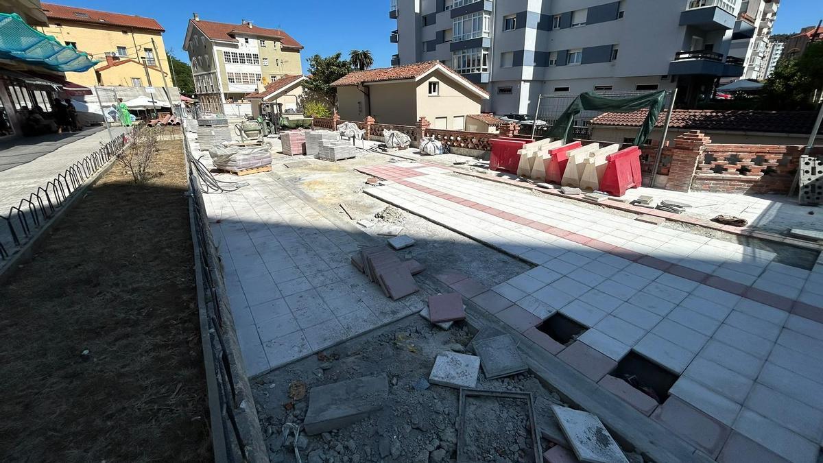 La reforma de la calle Campoamor de Salinas rebasa su fecha límite: la constructora pide más margen y el PSOE denuncia "falta de planificación"