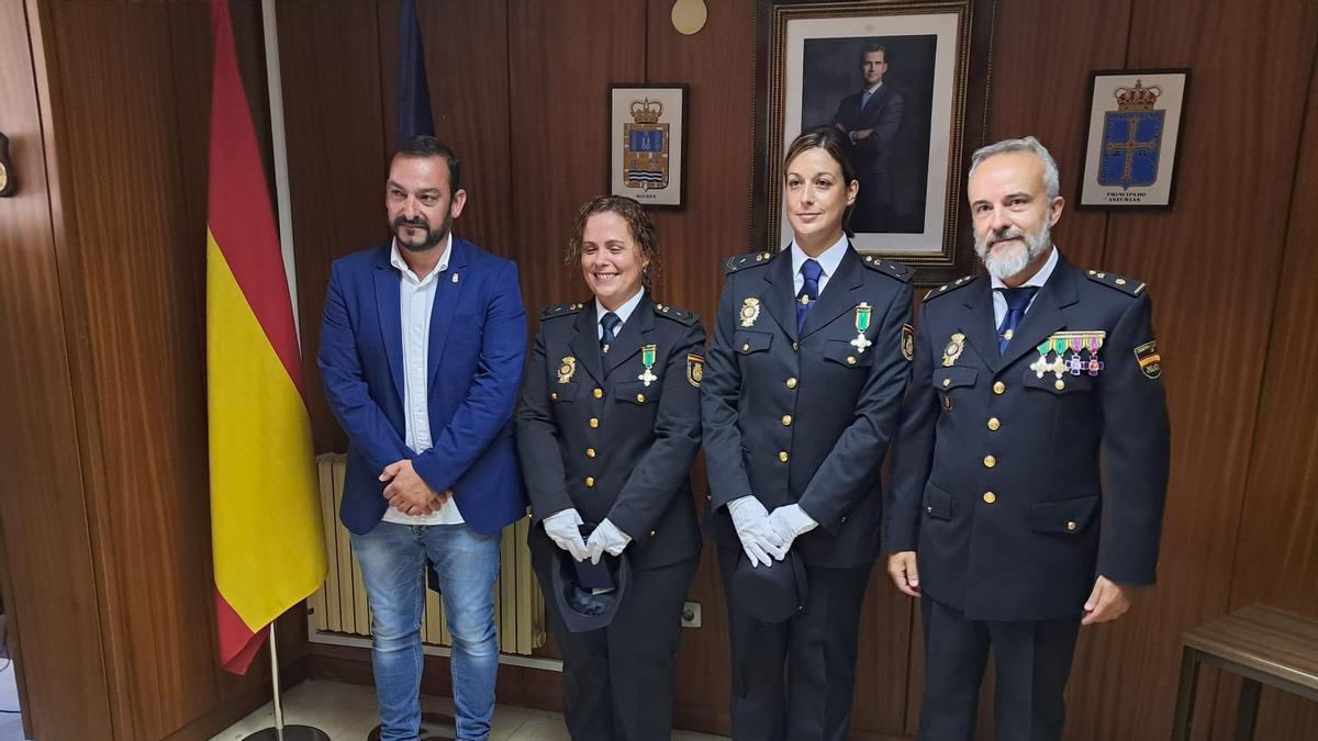 Por la izquierda, el vicealcalde de Mieres, Manuel Álvarez, junto a Paula Gallego, Eva María Sánchez y Francisco Javier Briz, en la Comisaría.