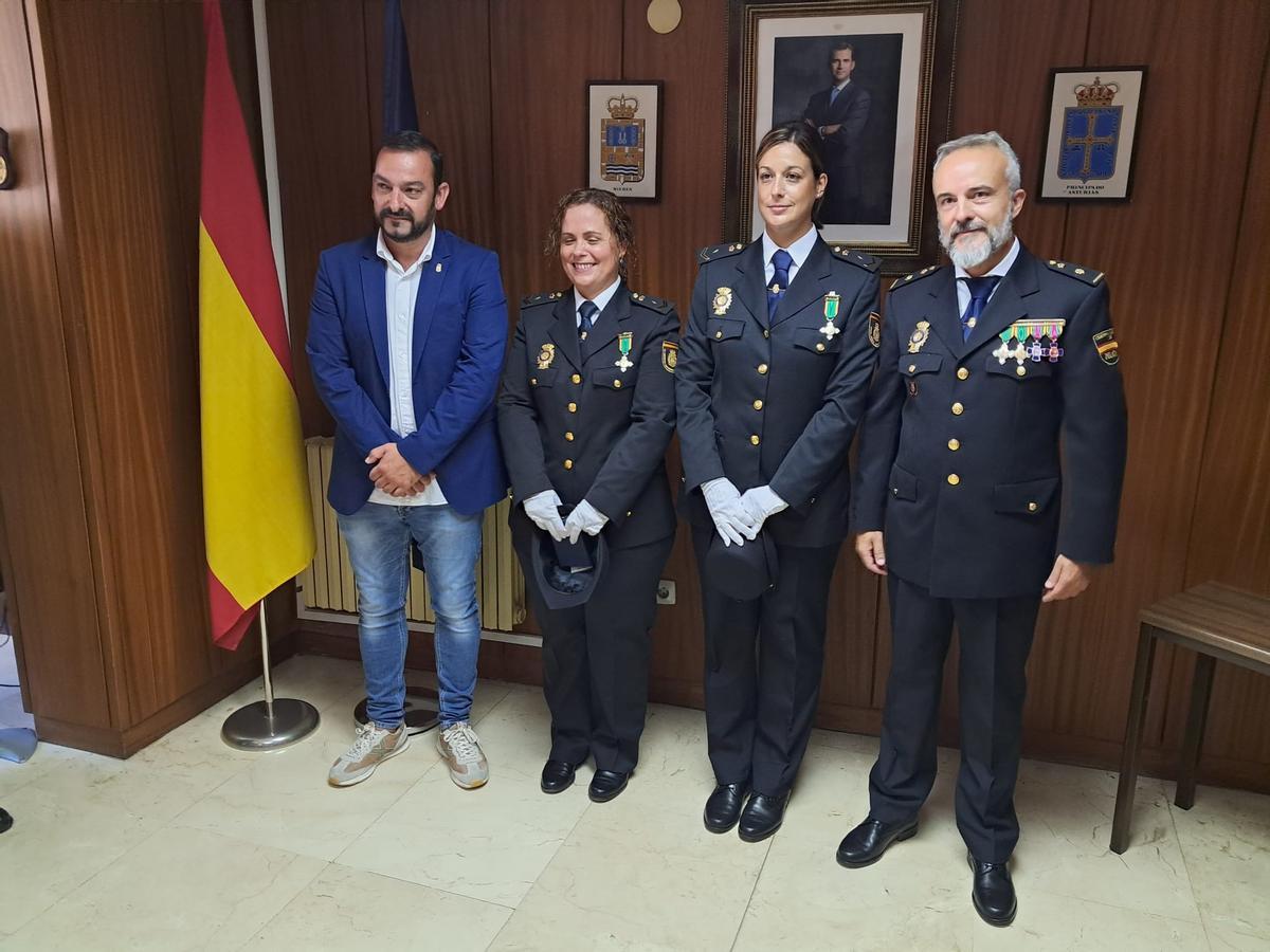 Por la izquierda, el vicealcalde de Mieres, Manuel Álvarez, junto a Paula Gallego, Eva María Sánchez y Francisco Javier Briz, en la Comisaría.