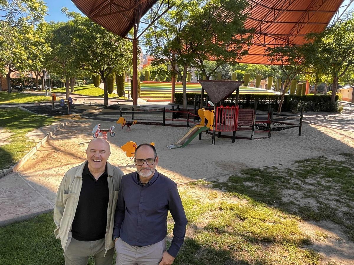 Los dos concejales en un parque infantil