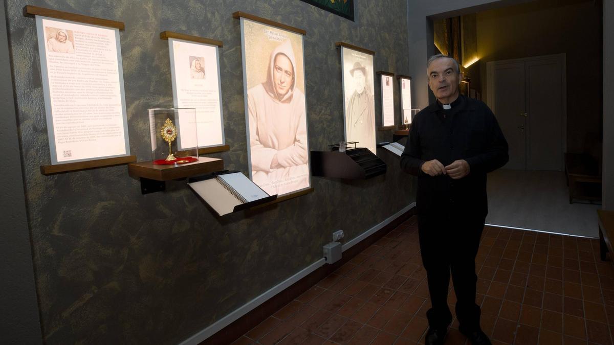 El párroco de Ventanielles, ante las capillas de Rafael Arnáiz y de Manuel González.