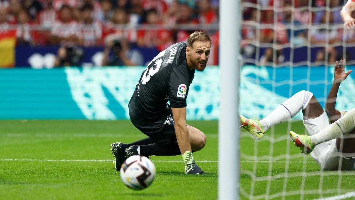 Oblak en una acción del derbi madrileño