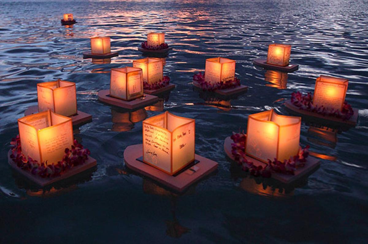 Una dotzena de fanalets amb espelmes il·luminen la festa anual de la llanterna flotant a Honolulu (Hawaii). Més de 40.000 persones han participat en aquesta celebració i han recordat els seus éssers estimats dipositant 3.500 fanalets al mar.