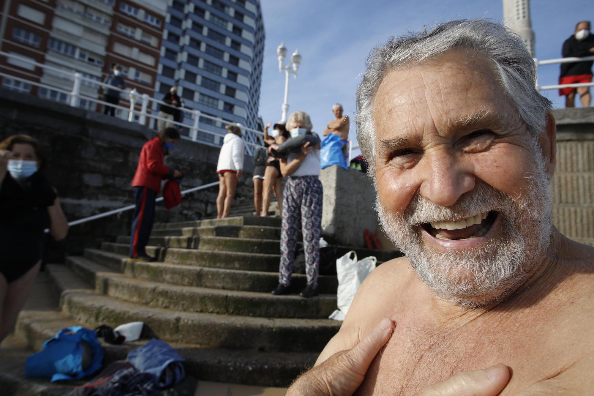 Los ba�istas de la Escalerona, en la playa de San Lorenzo (18).jpg