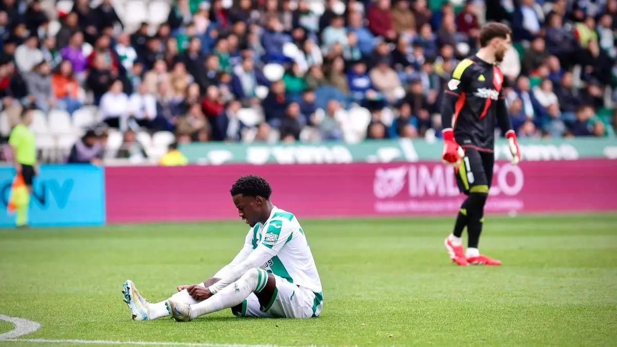 Adilson Mendes, en el lance de su grave lesión ante el Granada.
