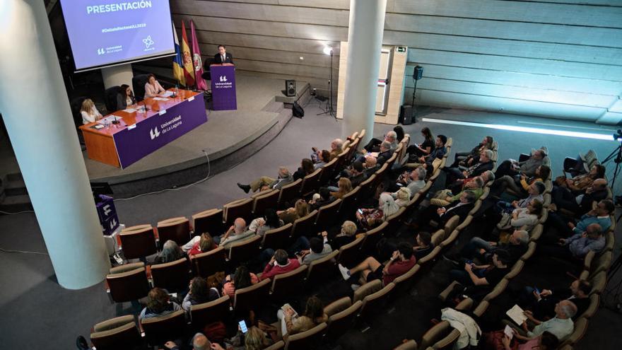 Aspecto general de Salón de actos, el Aula Viera y Clavijo, de la Facultad de Periodismo durante el debate de las candidatas a rectora de la ULL.