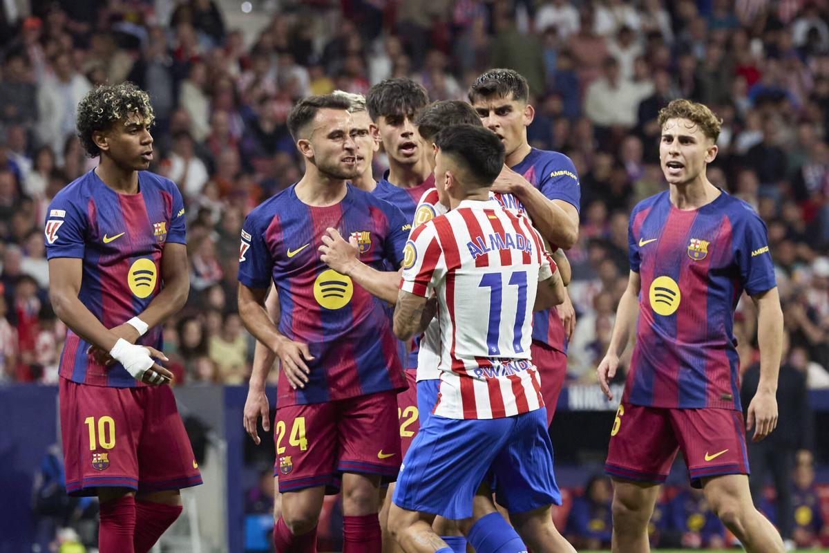 Eric Garcia y Gerard Martín, en un tumulto en el partido ante el Atlético.