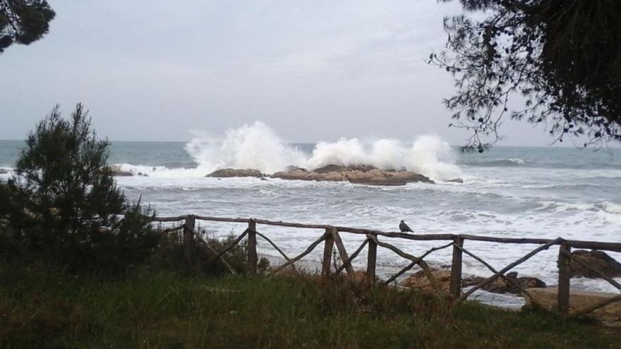 Les onades trancant davant de la costa d&#039;Empúries.