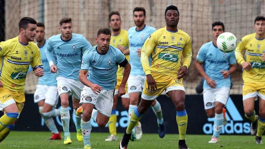 Kevin, del Celta B, lucha por el balón durante el encuentro ante la Arandina disputado en la primera vuelta en Barreiro. // Marta G. Brea